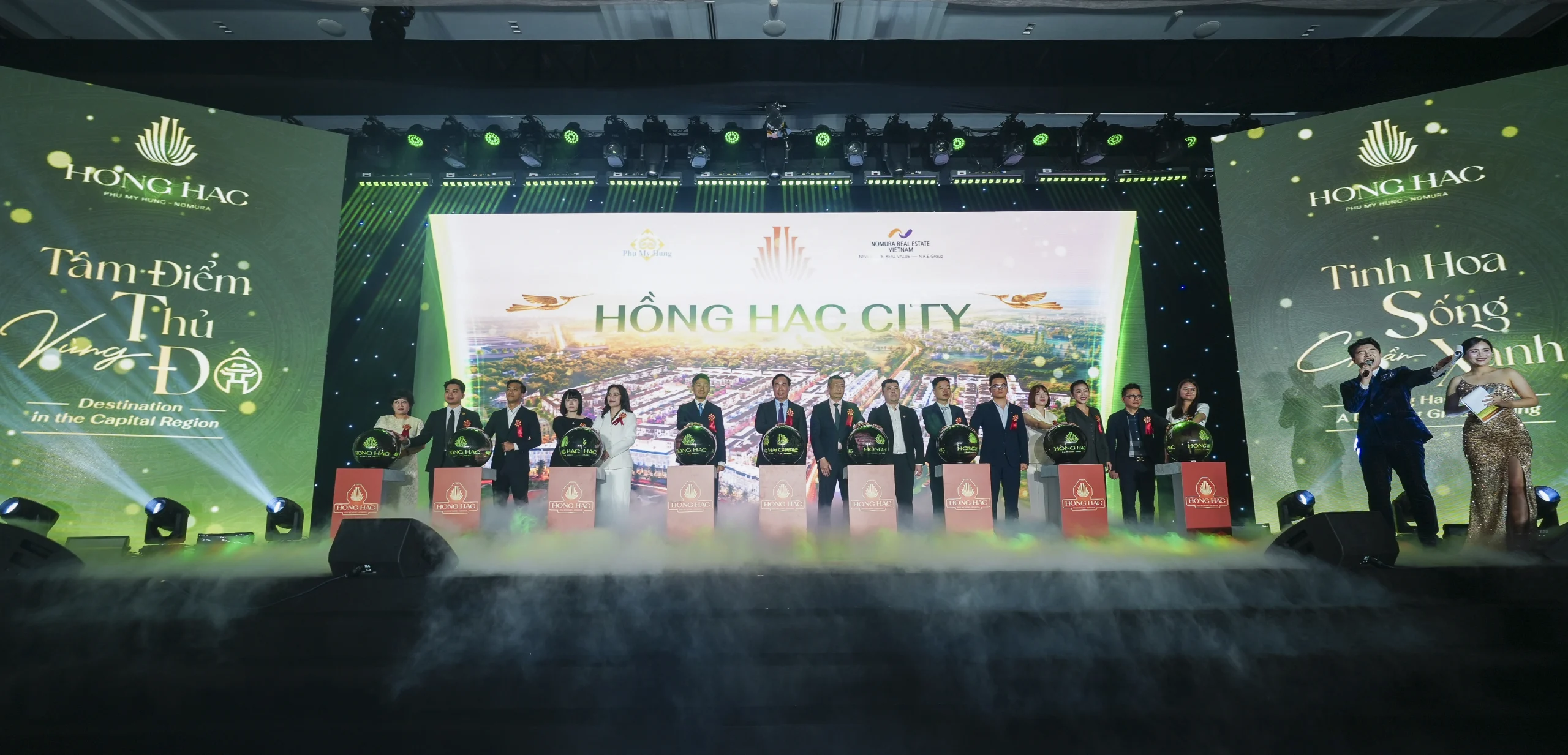 Các đại biểu thực hiện nghi thức ra mắt Zone F1-2 thuộc phân khu Hồng Phát của Khu đô thị Hồng Hạc City.