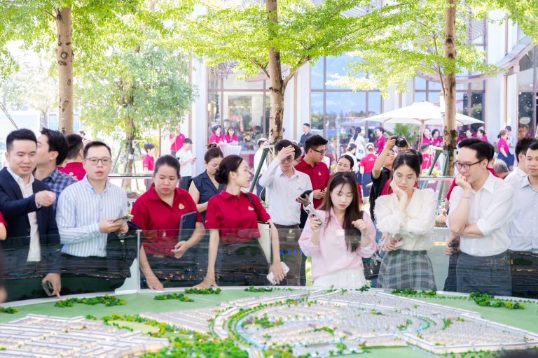Rất đông nhà đầu tư, người dân dành thời gian đến dự sự kiện ra mắt căn hộ mẫu tại dự án Hồng Hạc City