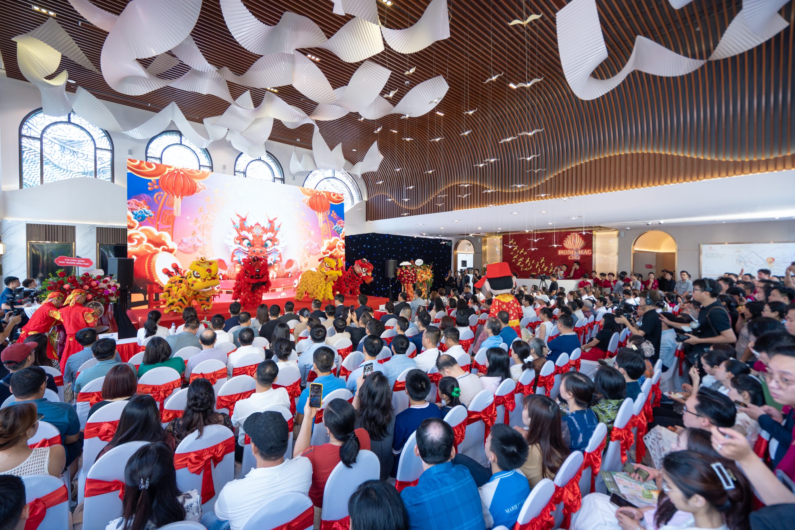 Đông đảo khách hàng đến dự sự kiện Hồng Hạc City khai trương căn nhà mẫu đầu tiên.