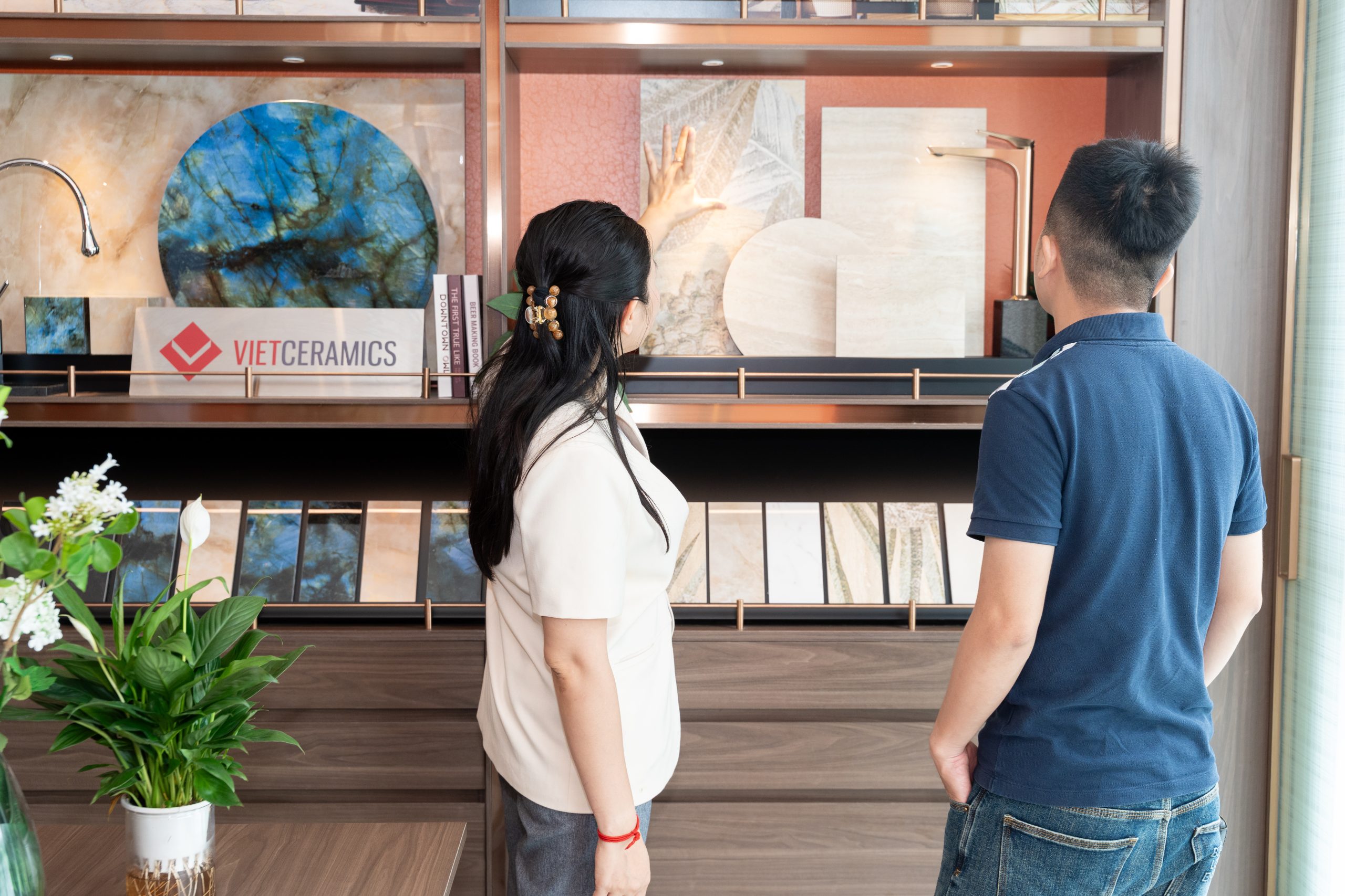 Khách hàng xem vật liệu trưng bày bên trong nhà mẫu.